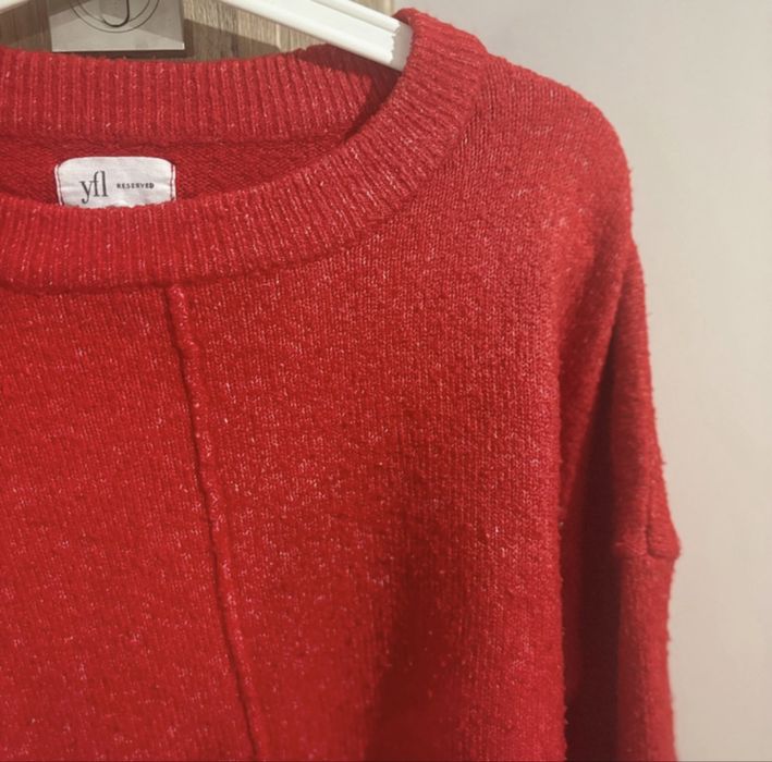 Czerwony sweter z dekoltem w łódkę