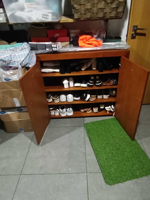 Sapataria com vidro por cima