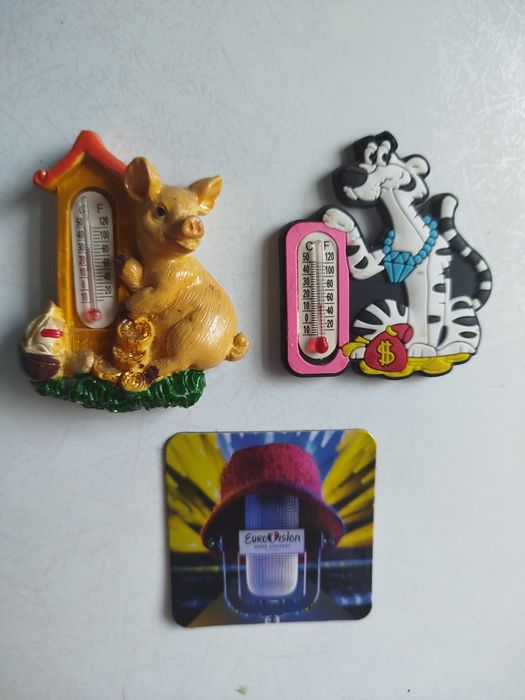 Магніти на холодильник