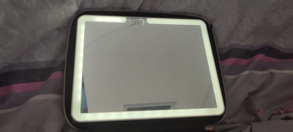 Kuferek z lusterkiem LED nowym