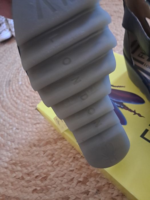 Sandálias fly london