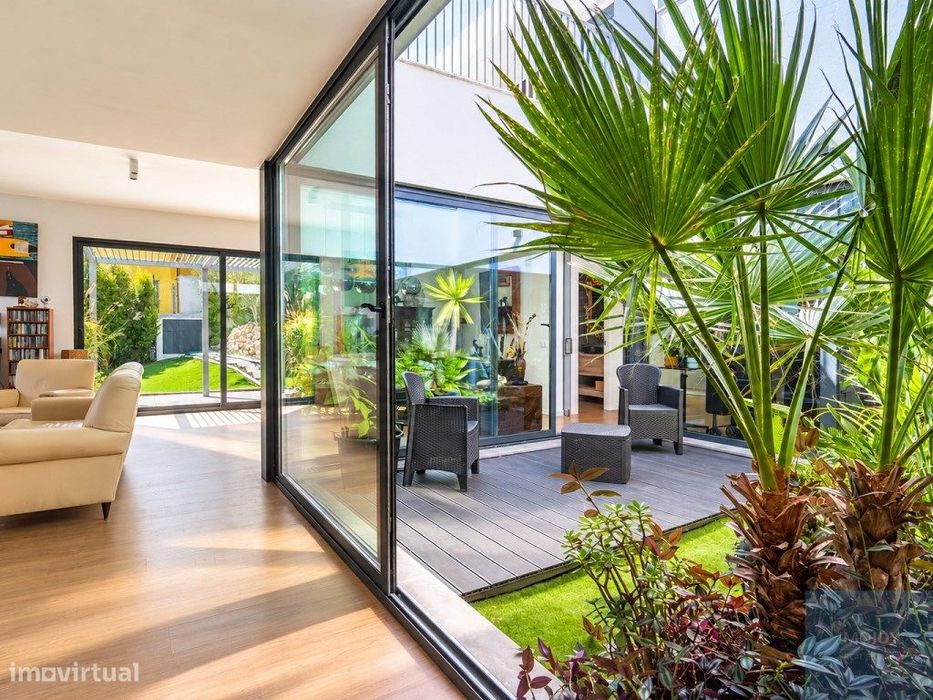 Moradia T4 com Jardim Interior em Manique