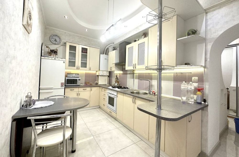 Здається чудова 4 кімнатна квартира в центрі міста.