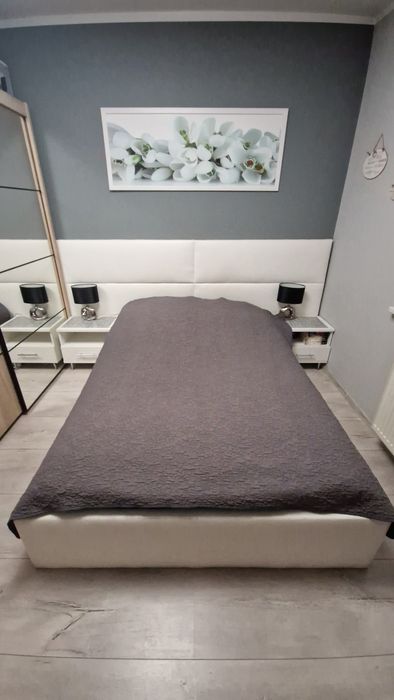 Łóżko ze skrzynią na pościel + 2 szafki nocne / materac 140x200