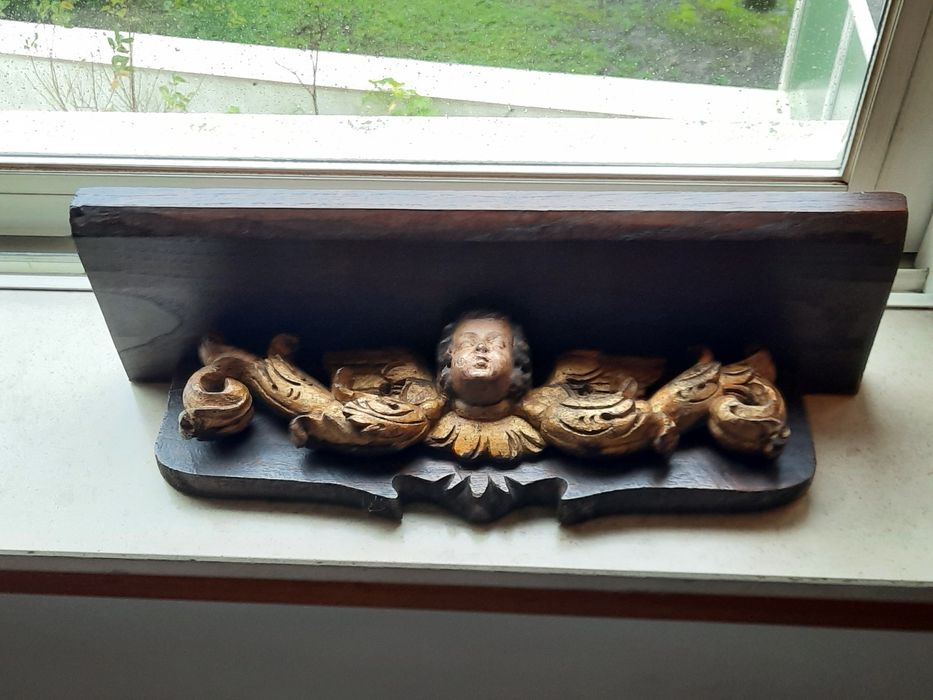 Prateleira antiga em madeira  entalhada com  querubim dourado