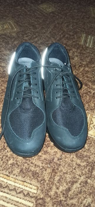 Продам кросівки поліція