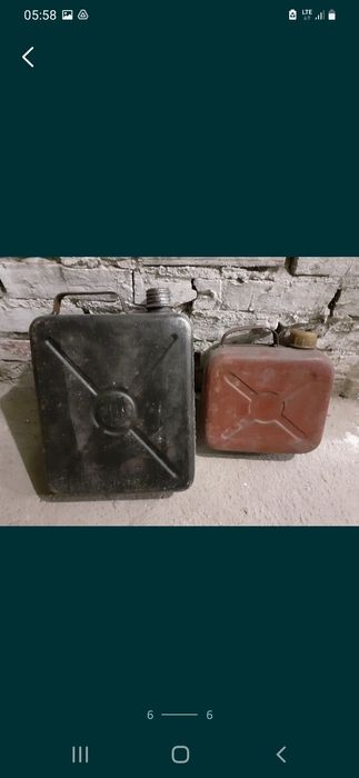 Kanistry z czasów PRL.