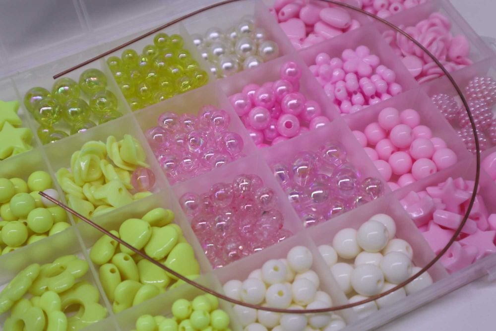 Бусини в контейнері жовті намистини рожеві буси набір бусинок