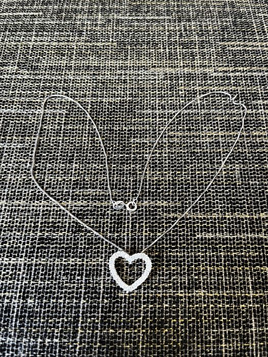 Colar com pingente de prata