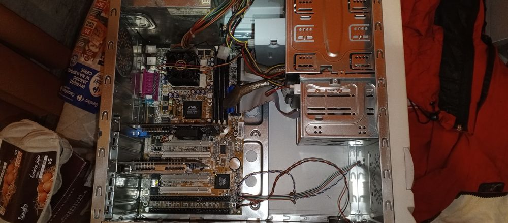 Komputer stacjonarny Pentium 3 retro uszkodzony