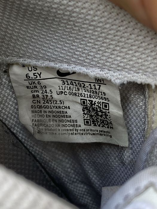 Białe sneakersy marki Nike Air Force 1