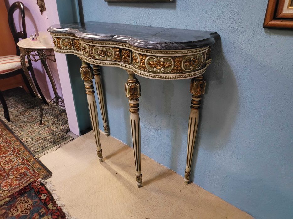 Credencia antiga em madeira com tampo em pedra