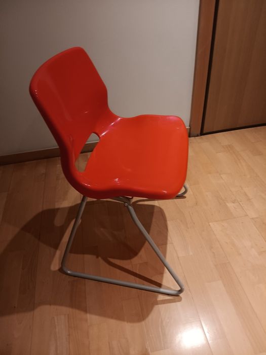 Cadeira Ikea vermelha