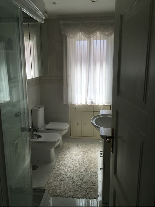 Quarto com varanda em Alvalade-Av. da Igreja