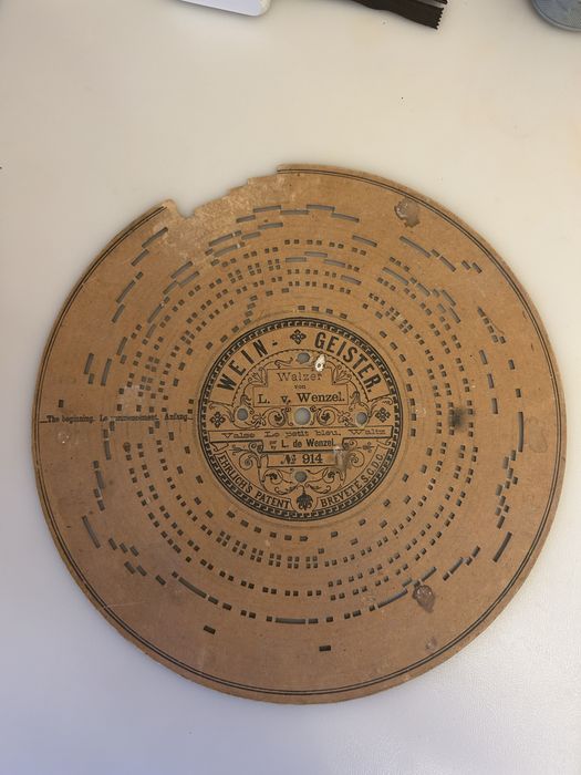 Disco de música antigo de cartão perfurado (placa de música) para órgão mecânico ou organete do sistema Ariston.