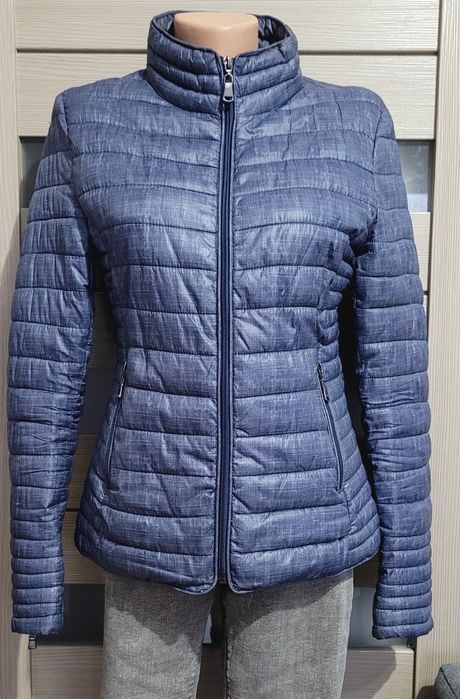 Niebieska pikowana kurtka przejściówka na stójce