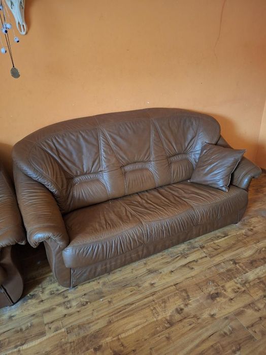 Dwie sofy skórzane z funkcją spania