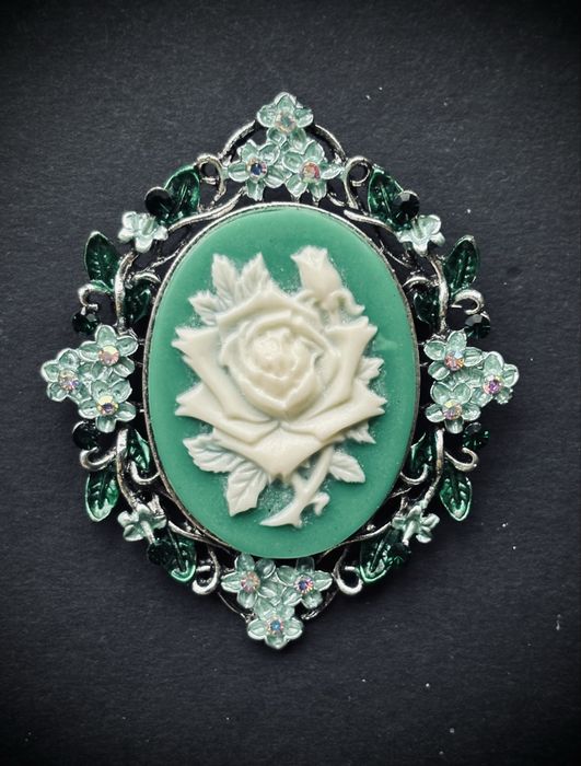 Броши современные и винтажные