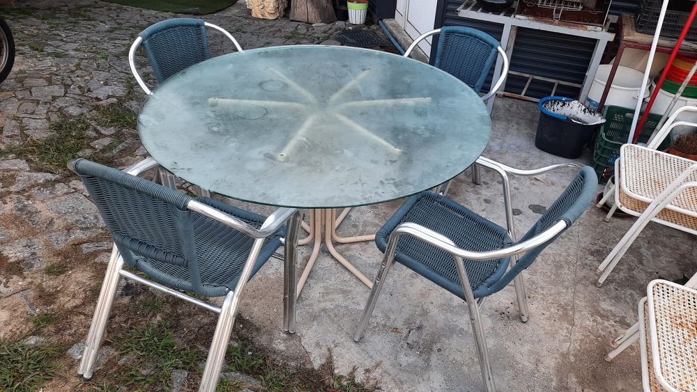 Mesa redonda com tampo em vidro. 4 cadeiras.