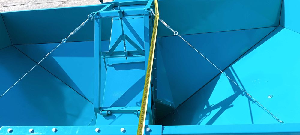 Зернометач самопересувний ЗМБ-120У «Булава», завантаження зерновозів