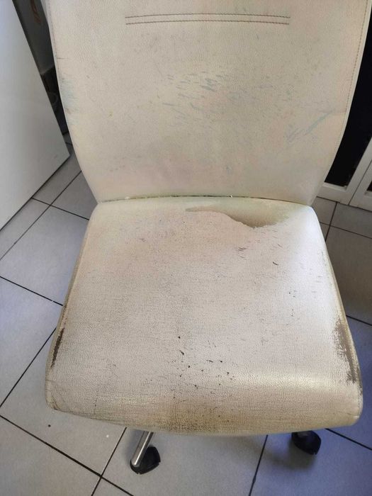 Cadeira escritório com desgaste