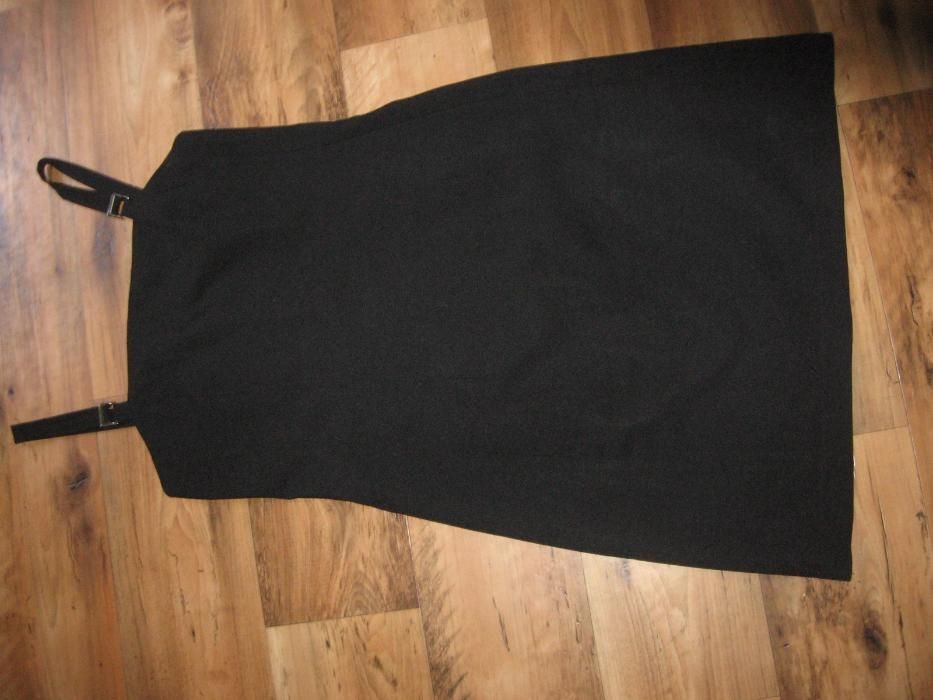 czarna sukienka na szelkach