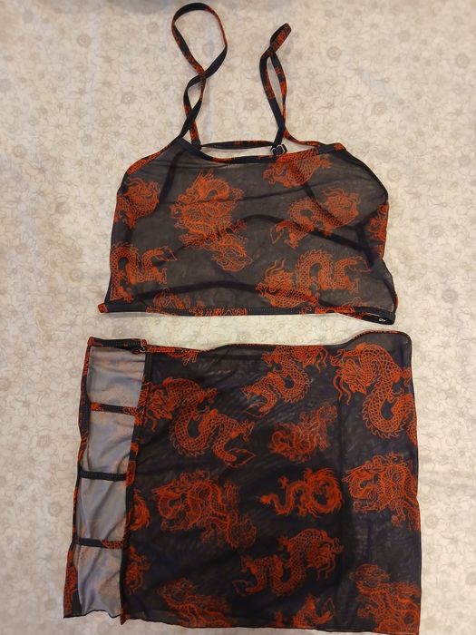 Lote de 24 peças de roupa de mulher – M/L