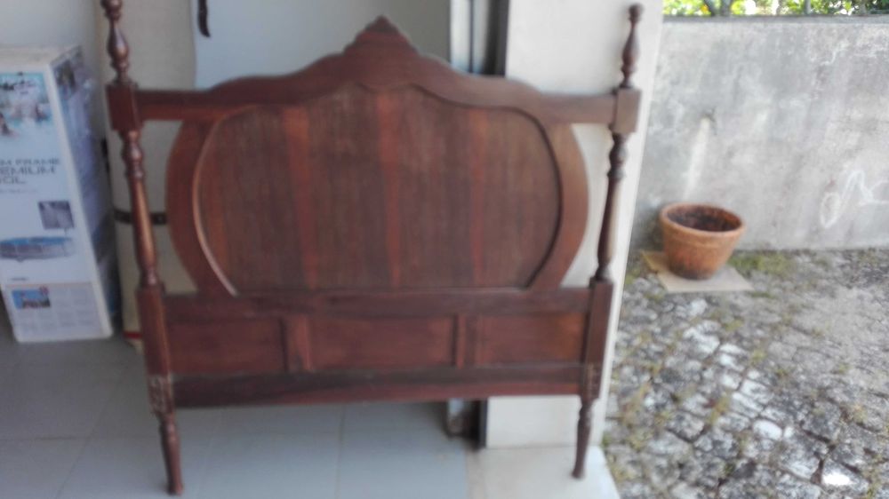 Cama individual em madeira maciça