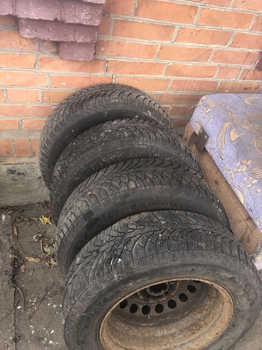 Продам зимову резину з дисками 195/65R15