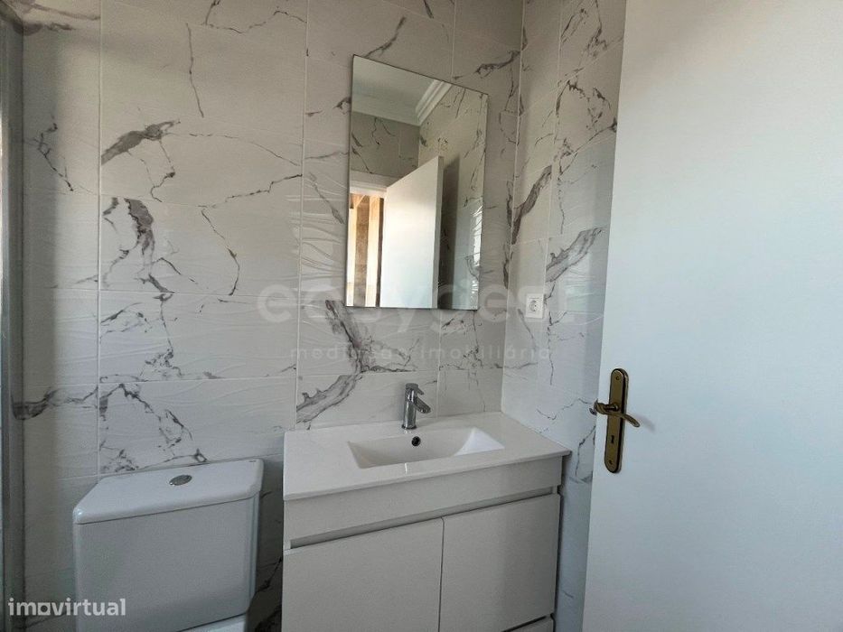 Apartamento T1+1, versátil, com vista desafogada em Campo de Ouriqu...