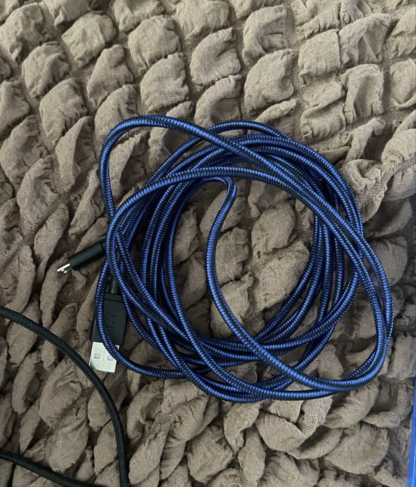 PlayStation 4 Slim майже нова 2 джойстики навушники ігри в подарунок