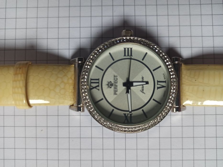 Часы женские кварцевые