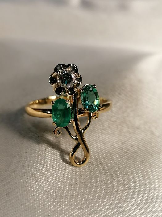 Старинное кольцо 56 пробы с натуральными изумрудами и бриллиантом