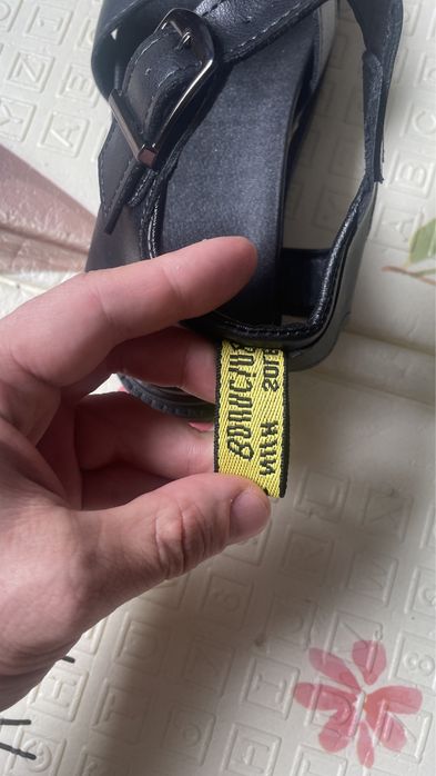 Босоніжки в стилі Dr. martens