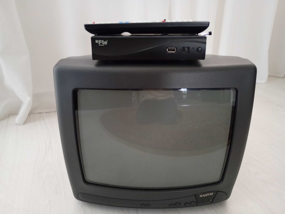 Televisor a cores CRT de 14 polegadas com Box.