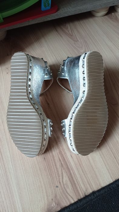 Srebrne buty damskie na koturnie rozmiar 39