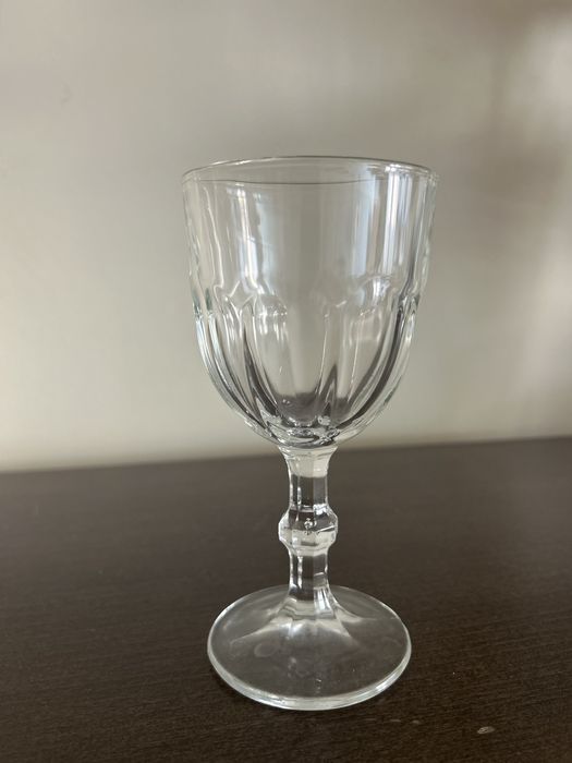 Copos de vinho, água e flute