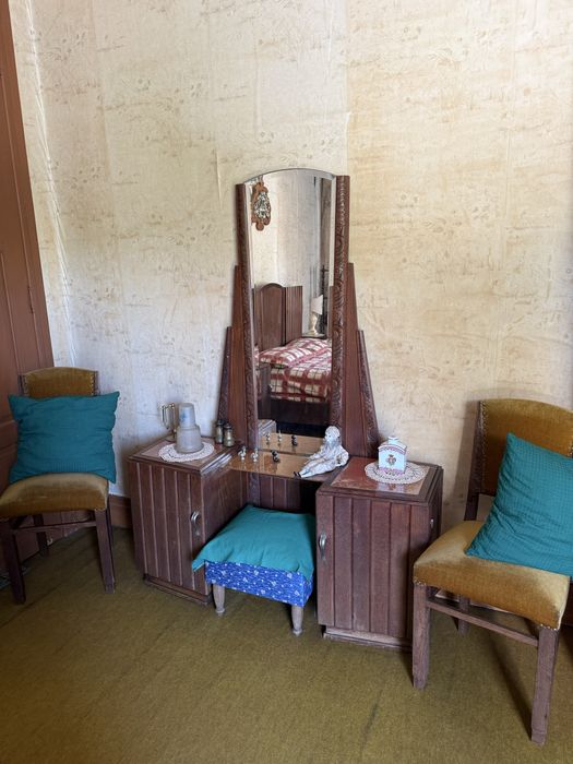 Conjunto de mobiliário para quarto de madeira dos anos 70: cama de casal, 2 mesas de cabeceira, roupeiro com espelho, cómoda com espelho e 2 cadeiras