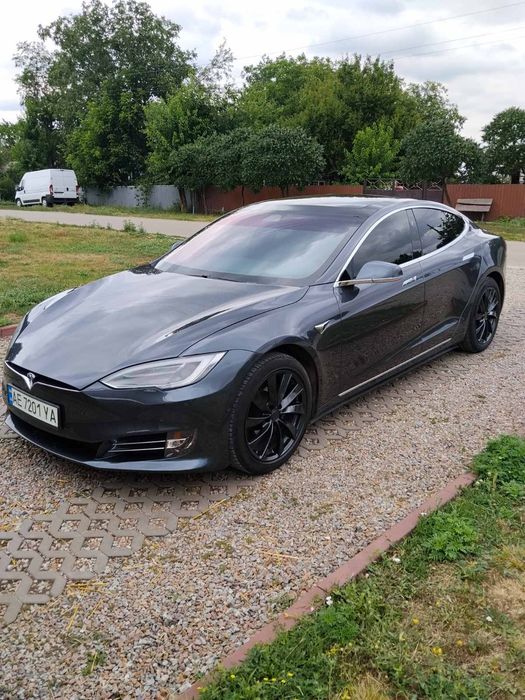 Тесла модел s 18 год . 100D