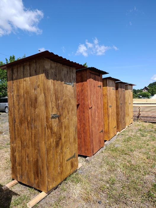 Туалет дерев'яний вуличний