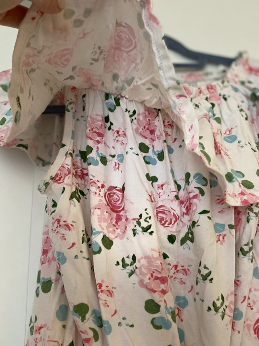 Biała dziewczęca bluzka w różowe róże