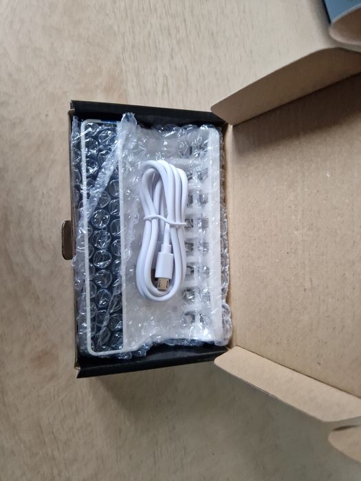 Ładowarka baterii AA/AAA HiQuick na 8 sztuk z LCD (nowe)