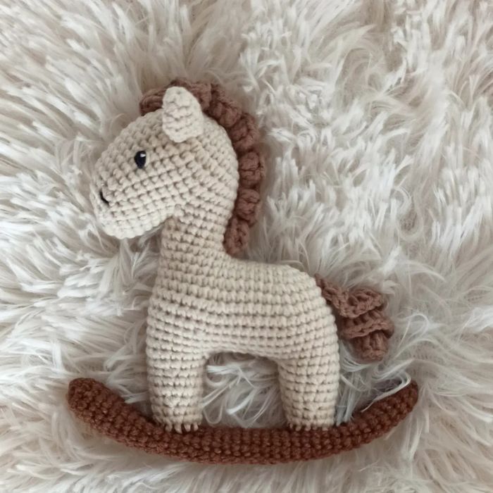 Konik na biegunach, na szydełku