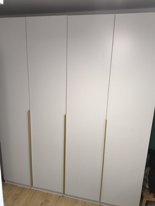 Szafa uchylna Vikk Finn 200 x 240 cm – nowoczesna garderoba 4-drzwiowa