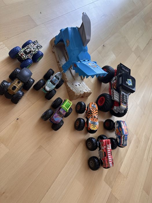 Монстртрек з запускачкою Hotweels