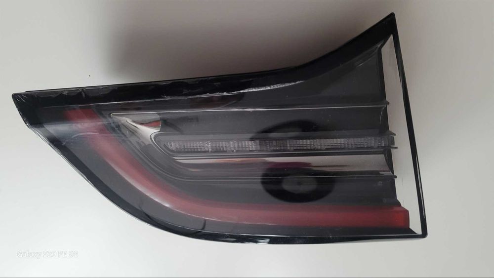 задние фонари в крыло и ляду на Tesla model Y 2024г