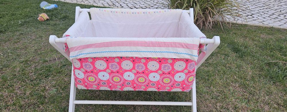 Berço bebé rosa com oferta dos lençóis de verão e de inverno