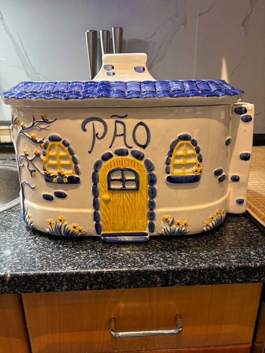 Caixa do pão em Louça