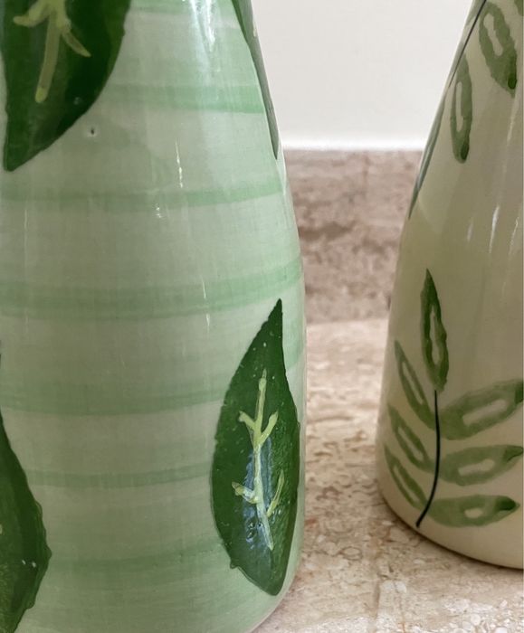 Conjunto de duas pequenas jarras florais