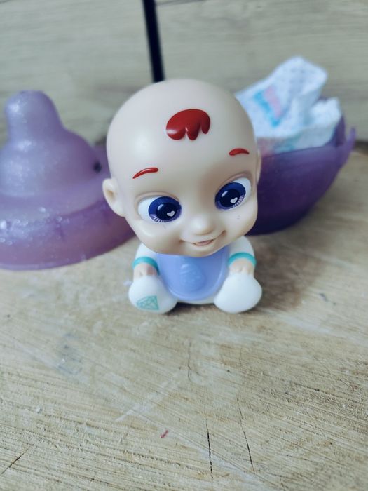 Mała interaktywna laleczka.